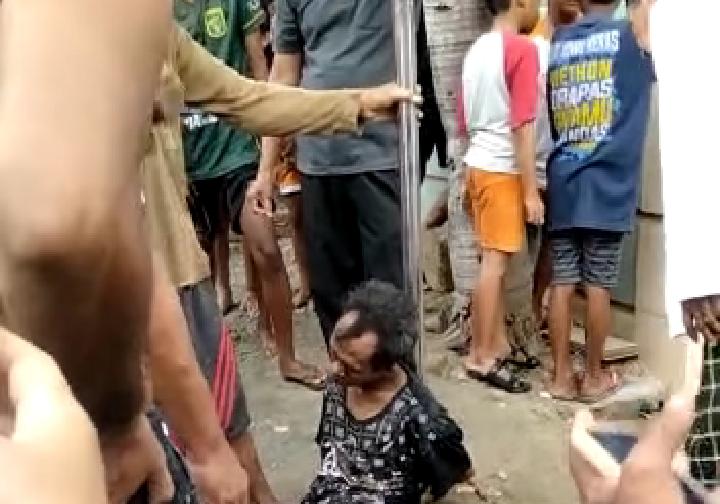 Kepergok Curi Motor di Masjid, Pria Paruh Baya Babak Belur Dihajar Massa di Gresik