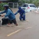 Hujan Deras Sebabkan Waduk Jebol di Gresik, Banjir Genangi Panceng dan Ujungpangkah