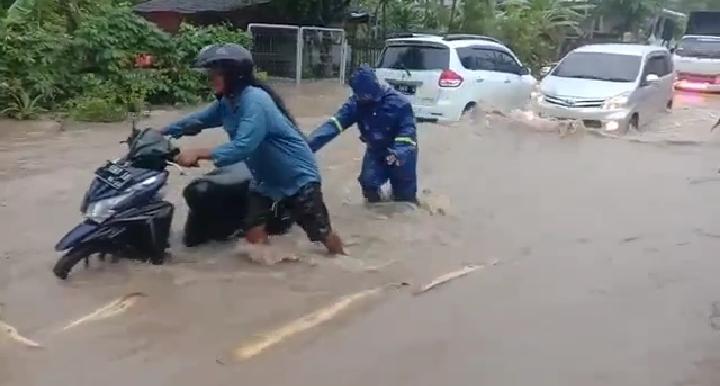 Hujan Deras Sebabkan Waduk Jebol di Gresik, Banjir Genangi Panceng dan Ujungpangkah