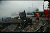 Buang Puntung Rokok Sembarang, Dua Kios di Driyorejo Gresik Ludes Terbakar