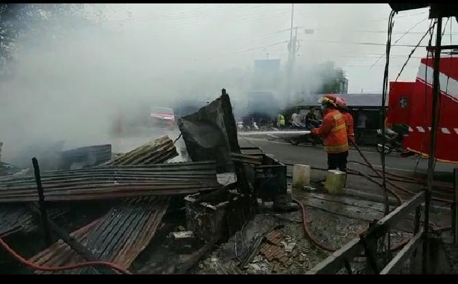 Buang Puntung Rokok Sembarang, Dua Kios di Driyorejo Gresik Ludes Terbakar