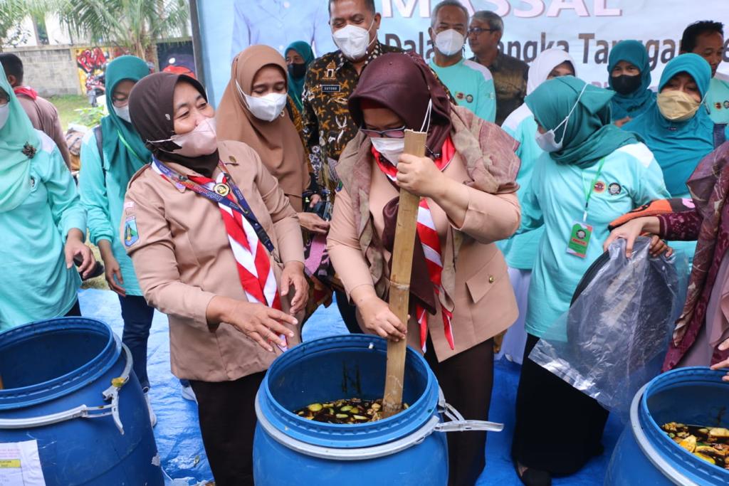 Pramuka dan PKK Gresik Sinergi Produksi Eco Enzym Jadi Inovasi Massal Kurangi Sampah Organik