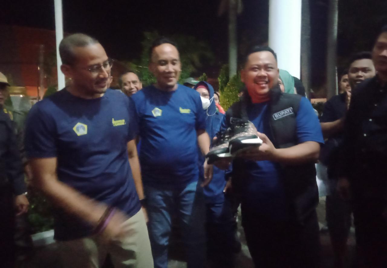 Bupati Gresik Pakai Sepatu Branded Impor,  Menparekraf Sandiaga Uno Hadiahi Sepatu Buatan Lokal