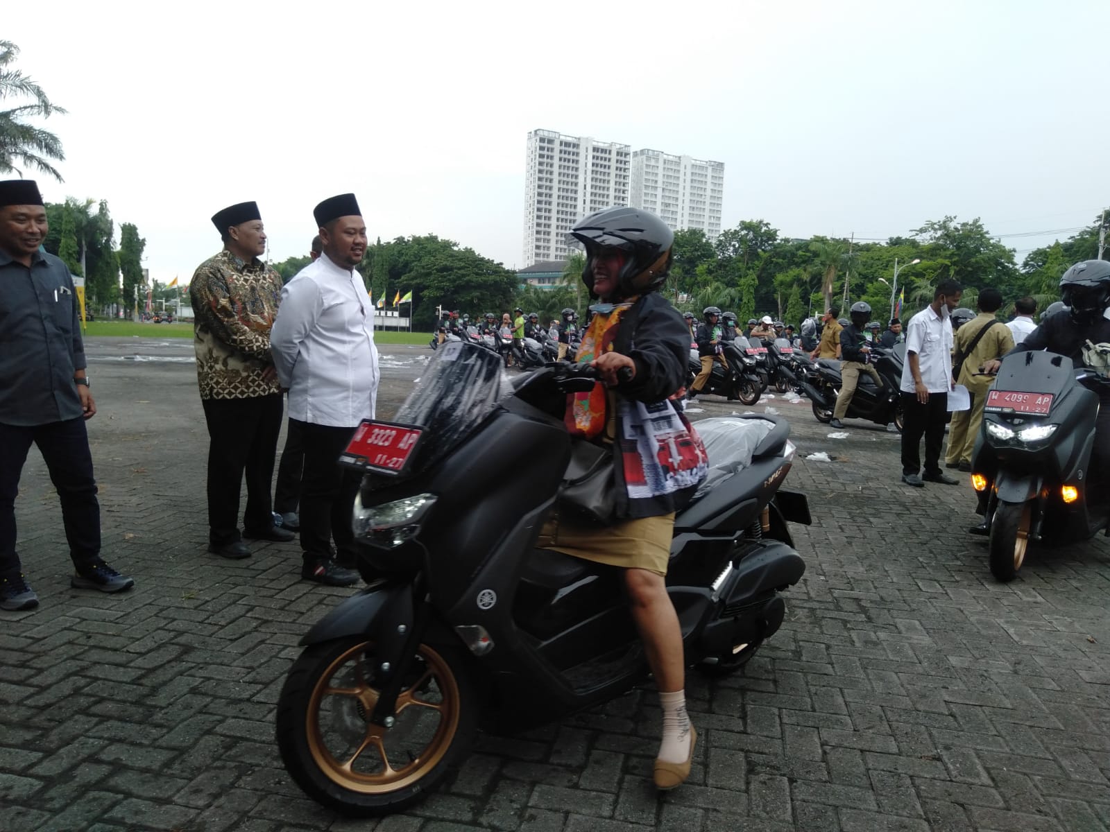 Serahkan Motor Operasional Baru ke Kades Se – Gresik, Gus Yani Ingatkan untuk Pelayanan