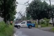 Tiang Listrik Doyong Bahayakan Warga Pengguna Jalan di Driyorejo Gresik