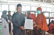 Bupati Serahkan Uang Kehormatan untuk  1 000 Penghafal Alqur’an