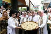 Naik Becak, Iriana Joko Widodo dan Anggota OASE KIM Kunjungi Kampung Sentra Bakpia Pathuk di Yogyakarta