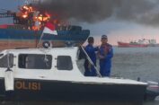 Kapal Kargo Kosong sedang Lego Jangkar Terbakar di Perairan Gresik