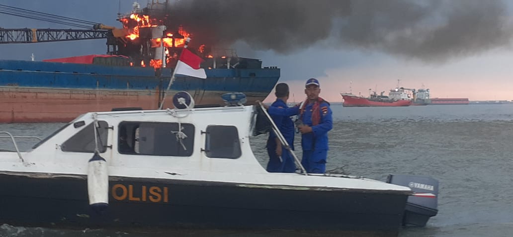 Kapal Kargo Kosong sedang Lego Jangkar Terbakar di Perairan Gresik