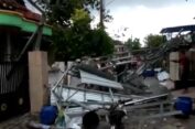 Puting Beliung Ngamuk di Gresik, Terbangkan Papan Reklame hingga Atap Rumah