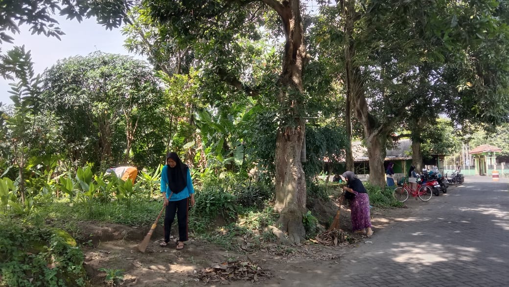 Emak-emak di Gresik, Bersih-bersih dan Manfaatkan Bantaran Sungai Meraup Cuan