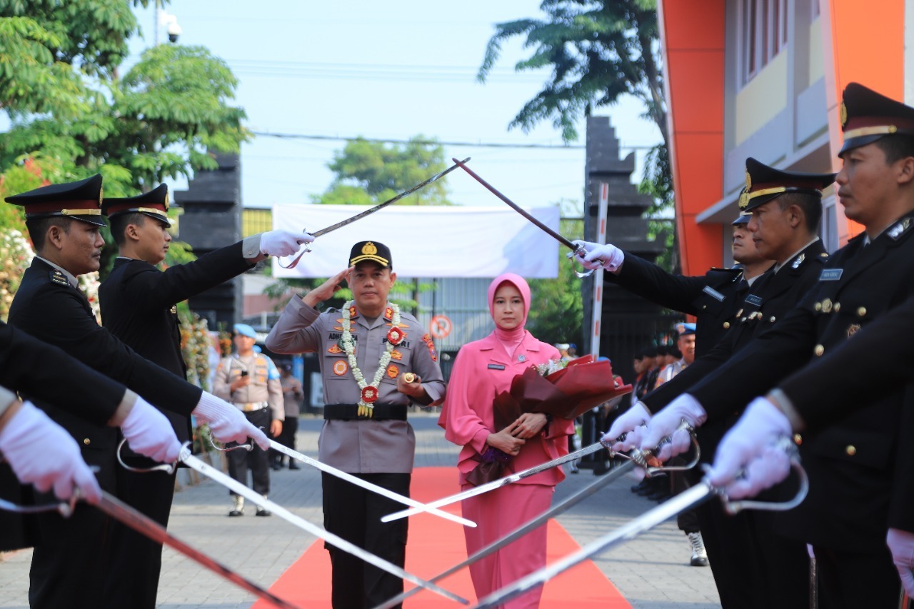 Gelar Farewell and Welcome Parade Sambut Kapolres Gresik