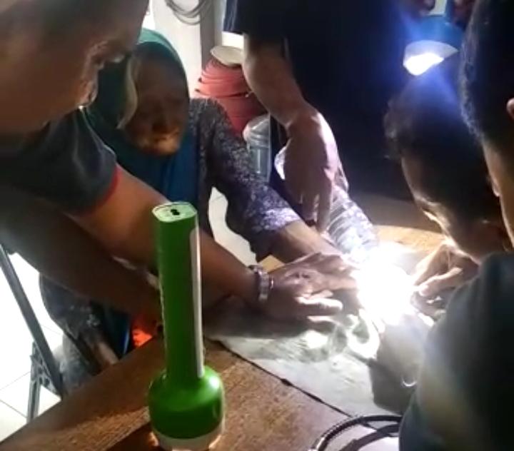 Jari Tangan Perempuan Paruh Baya di Gresik Bengkak Akibat Cincin Tak Bisa Dilepas