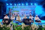 Diguyur Hujan Lebat, Gema Shalawat HUT ke-9 Smekmu Gresik Tetap Berjalan Khidmat