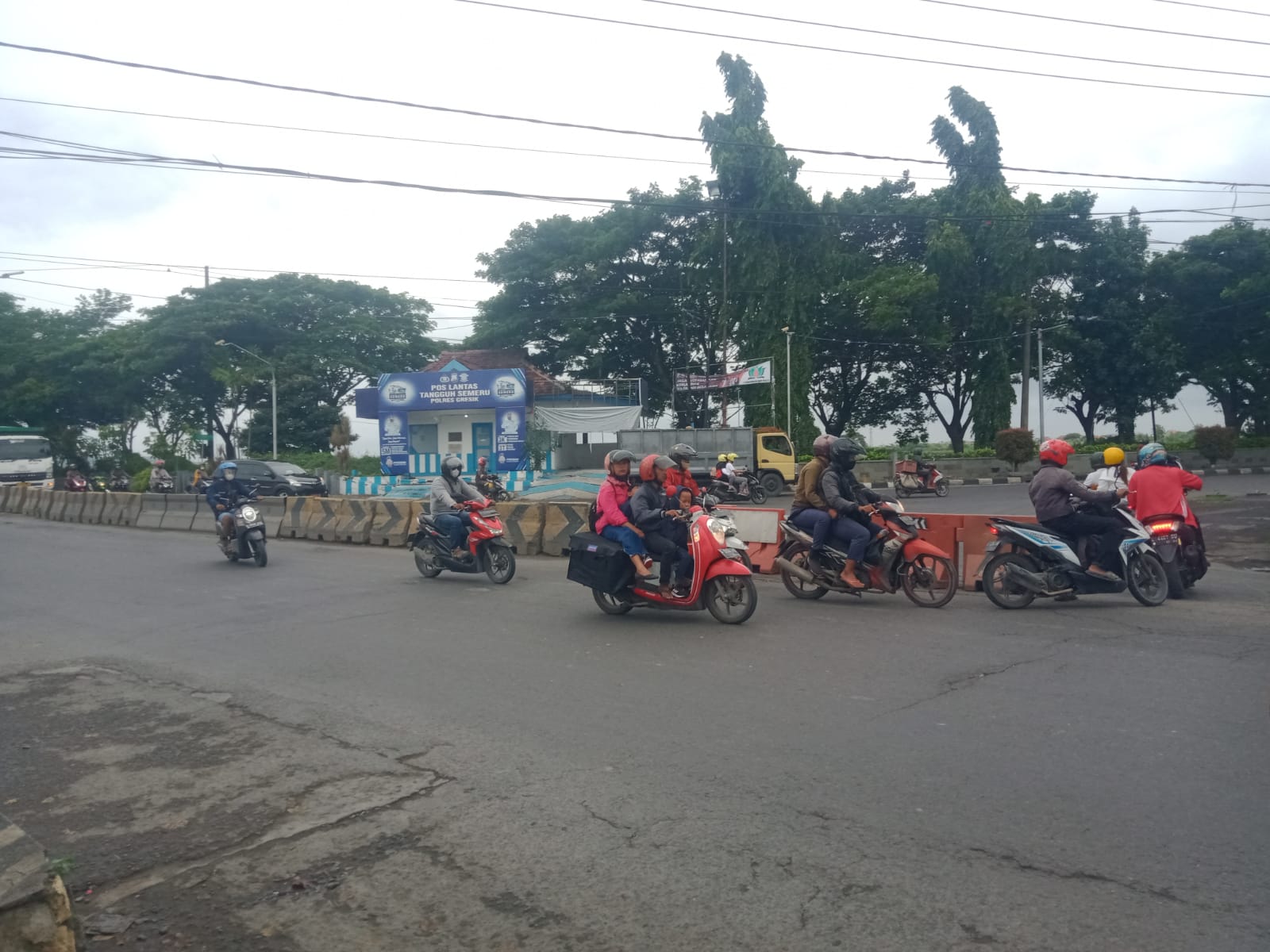 Tak Gubris Rambu Lalu Lintas, Pemotor Mokong Tetap Nekat Terabas Pembatas Jalan