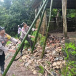 Sinergi Polisi- Forkopimcam Bantu Korban Tanah Longsor di Pulau Bawean