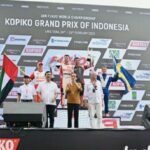 Saksikan Seri Perdana F1H2O di Danau Toba, Presiden Jokowi Serahkan Trofi Juara di Podium