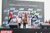 Saksikan Seri Perdana F1H2O di Danau Toba, Presiden Jokowi Serahkan Trofi Juara di Podium