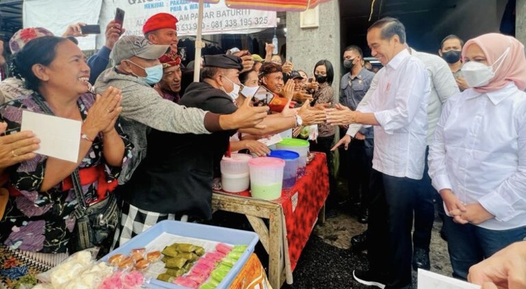 Tinjau Pasar Baturiti Bali, Presiden Jokowi Cek Harga Bahan Pokok