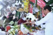 Kunjungi Kota Tarakan, Presiden Jokowi Cek Harga Bahan Pangan di Pasar Tenguyun