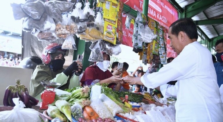 Kunjungi Kota Tarakan, Presiden Jokowi Cek Harga Bahan Pangan di Pasar Tenguyun