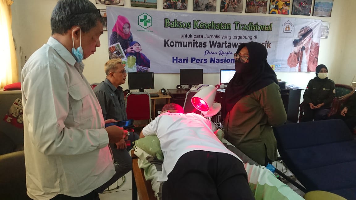 Sambut HPN 2023, KWG Gelar Pijat Refleksi dan Bagi Jamu Gratis