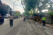 Hindari Jalan Berlubang di Menganti Gresik, Dua Pemotor Tabrakan
