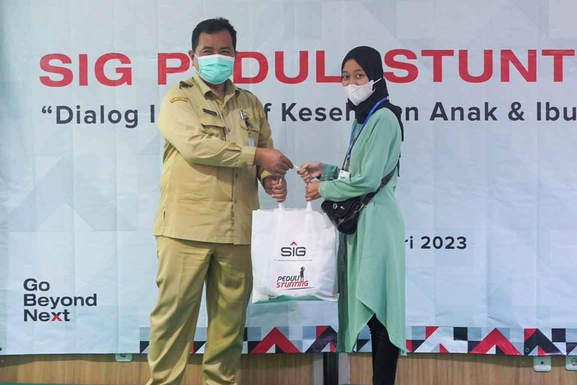 Berkontribusi Turunkan Stunting dan TBC di Gresik, SIG Bantu Sembako dan Multivitamin