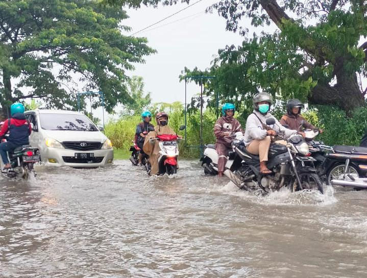 Luapan Kali Lamong Genangi Jalan Raya di Gresik