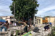 Empat Alat Berat Dikerahkan untuk Melanjutkan Bongkar  Kios di Jalan Raya Manyar Gresik