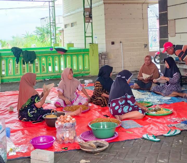 Banjir  Meluas, Warga Desa Morowudi Gresik Swadaya Buat Dapur Umum