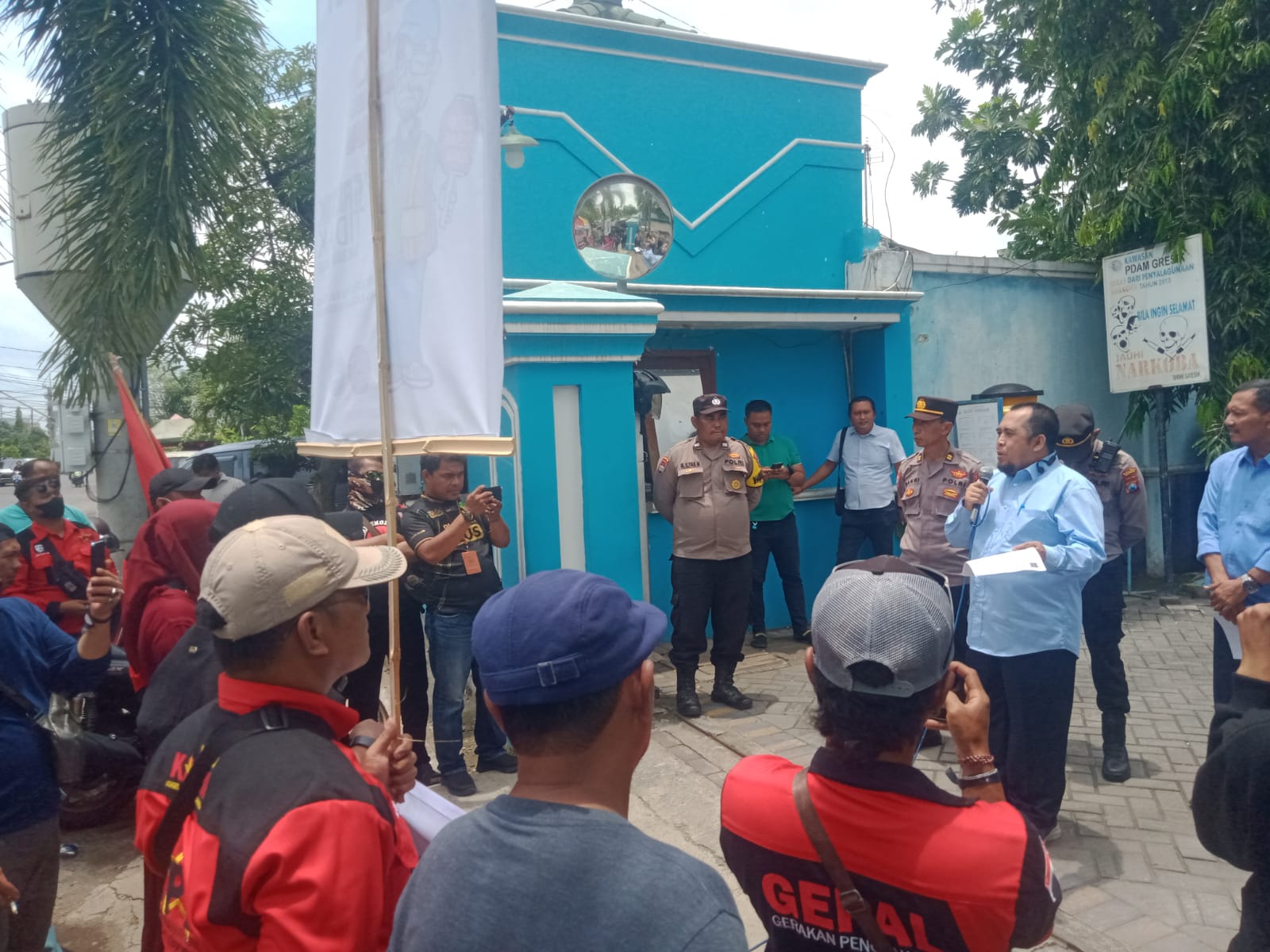 Banyak Masalah, Massa Gabungan Demo Perumda Giri Tirta