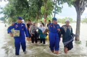 Ditpolairud Polda Jatim Bersama Polres Gresik Salurkan Sembako ke Korban Banjir