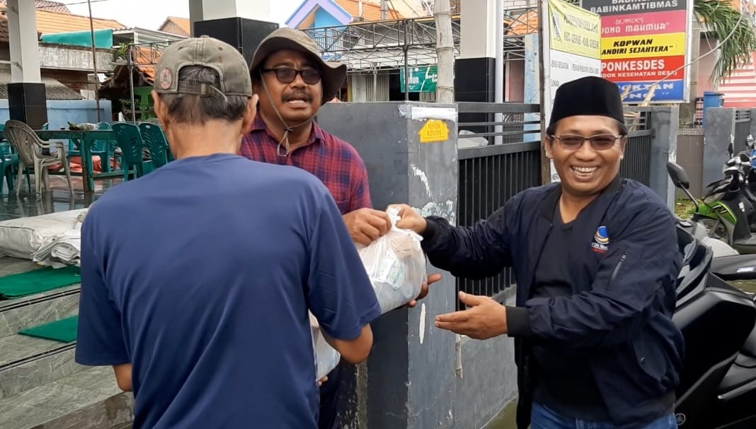 NasDem Gresik Bantu 1.000 Paket Makanan Siap Saji ke Korban Banjir Kali Lamong