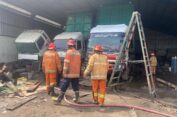 Garasi Dump Truk Bertulis Yani Putra di Gresik Terbakar