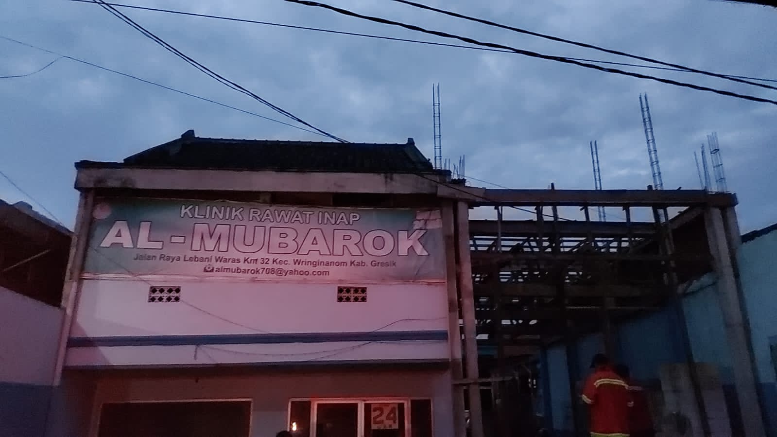 Konsleting Listrik, Klinik Rawat Inap di Wringinanom Gresik Hangus Terbakar