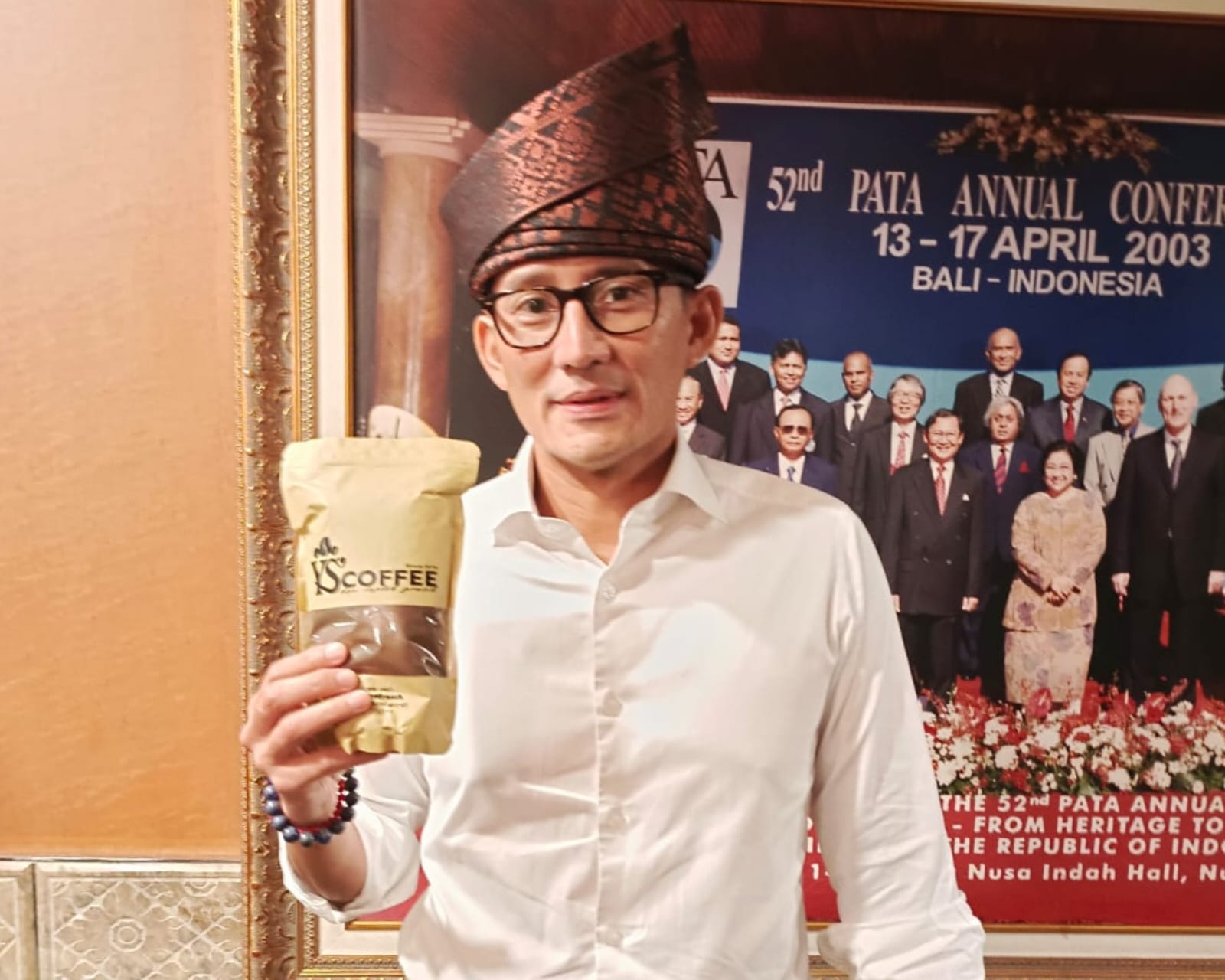 Sengaja Dikirimi Kopi Bubuk, Menparekraf Kagumi Produk Ekonomi Kreatif Asal Gresik