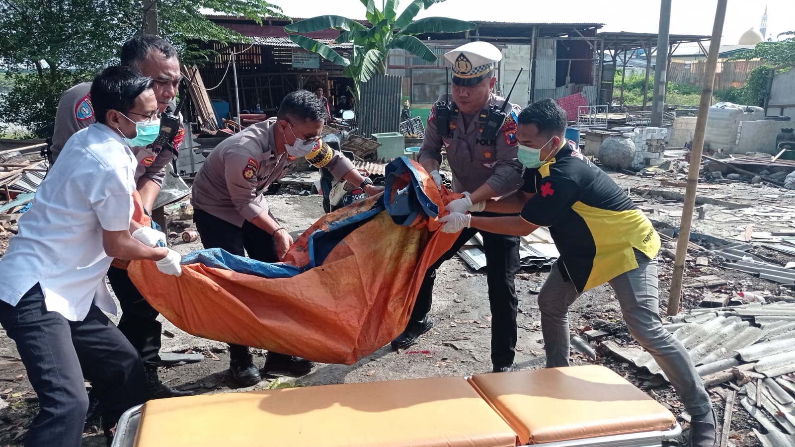 Truk Vs  Motor Bersenggolan di Manyar Gresik,  1  Orang Tewas