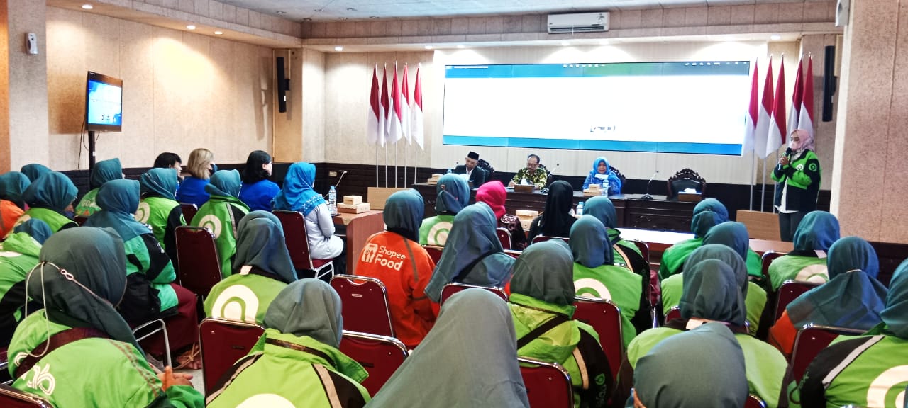 Pertebal Imtaq dan Tingkatkan Profesional, Ojol Perempuan Gresik Diberi Siraman Rohani