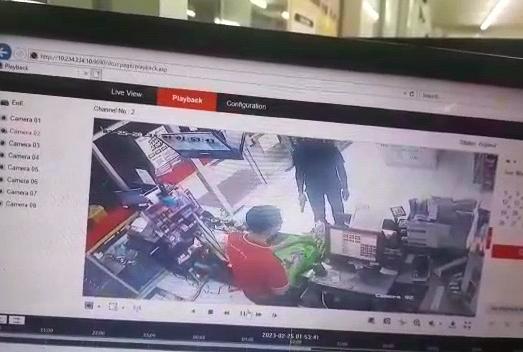 Todongkan Pistol, Perampok Acak-acak Mini Market  di Duduksampeyan Gresik