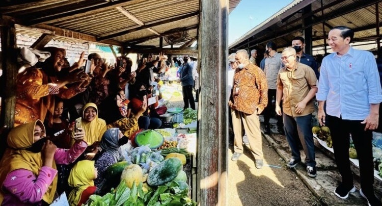 Cek Harga dan Stok Komoditas Pangan, Presiden Jokowi Kunjungi Pasar Mendenrejo Blora