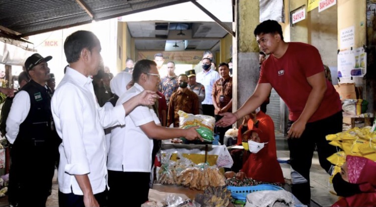 Kunjungi Pasar Beran, Presiden Jokowi Cek Harga Kebutuhan Pokok