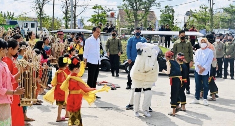 Kunjungi Kolam Retensi Andir, Presiden Jokowi Disuguhi Kesenian Dodombaan