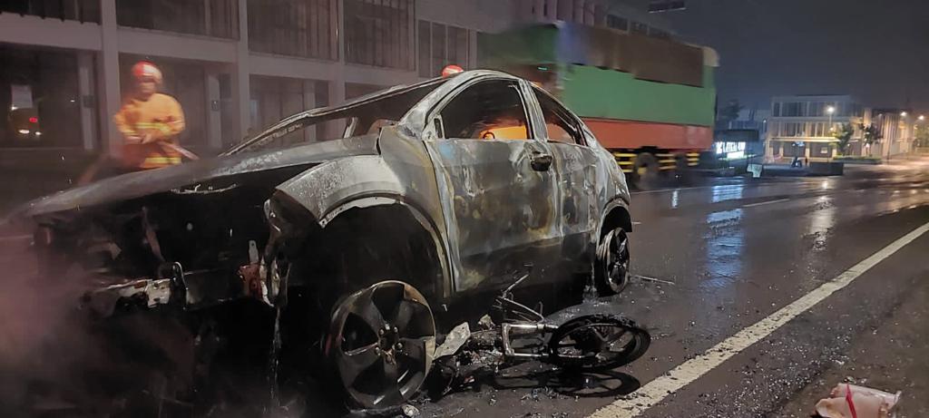 Tabrakan di Depan Perum Citraland Driyorejo Gresik, Mobil dan Motor Jadi Bangkai