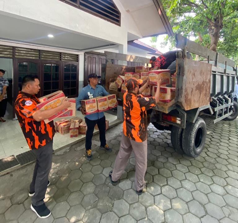 Ratusan Paket Sembako Dikirim dari Gresik ke Korban Bencana di Pulau Bawean