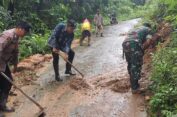Forkopimcam Gotong Royong Bersihkan Lumpur Pasca Longsor di Pulau Bawean