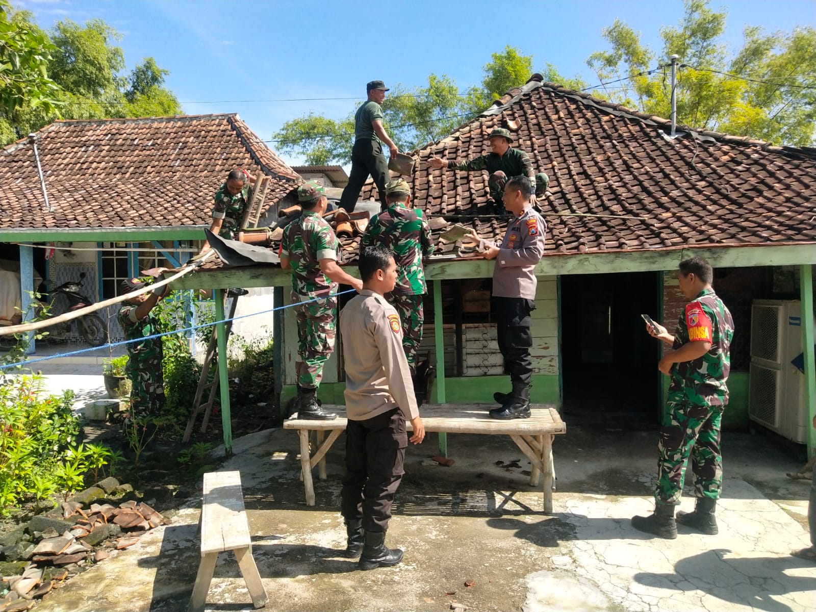 Puluhan Rumah Warga Diterjang Puting Beliung, TNI- Polri di Gresik Bantu Memperbaiki