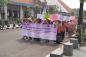 Peringati IWD, Ibu-ibu di Gresik Long March Kampanyekan Kesetaraan Gender