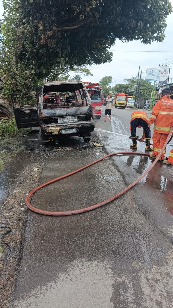Mogok di Jalan, Perbaiki Sendiri,  Minibus Hangus Jadi Rongsokan di Gresik