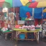 Jelang Ramadan di Gresik, Pembersih Rumput dan Penjual Bunga Musiman Ketiban Berkah